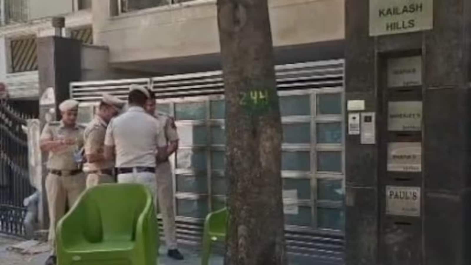 Delhi Murder Case: 'उसे घर में खून से लथपथ देखकर...'; बेटी की हत्या पर IRS अधिकारी का आया बयान