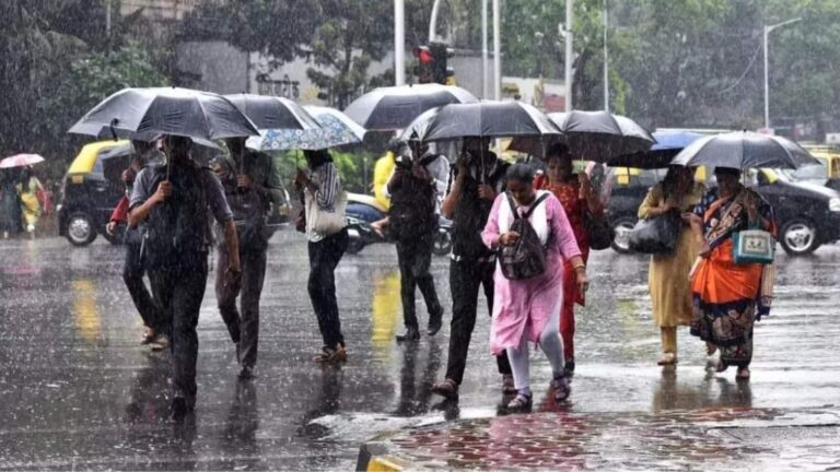 Delhi Weather Today: राजधानी में आज भारी बारिश का अलर्ट, IMD ने तेज हवाएं और बिजली गिरने की चेतावनी जारी की