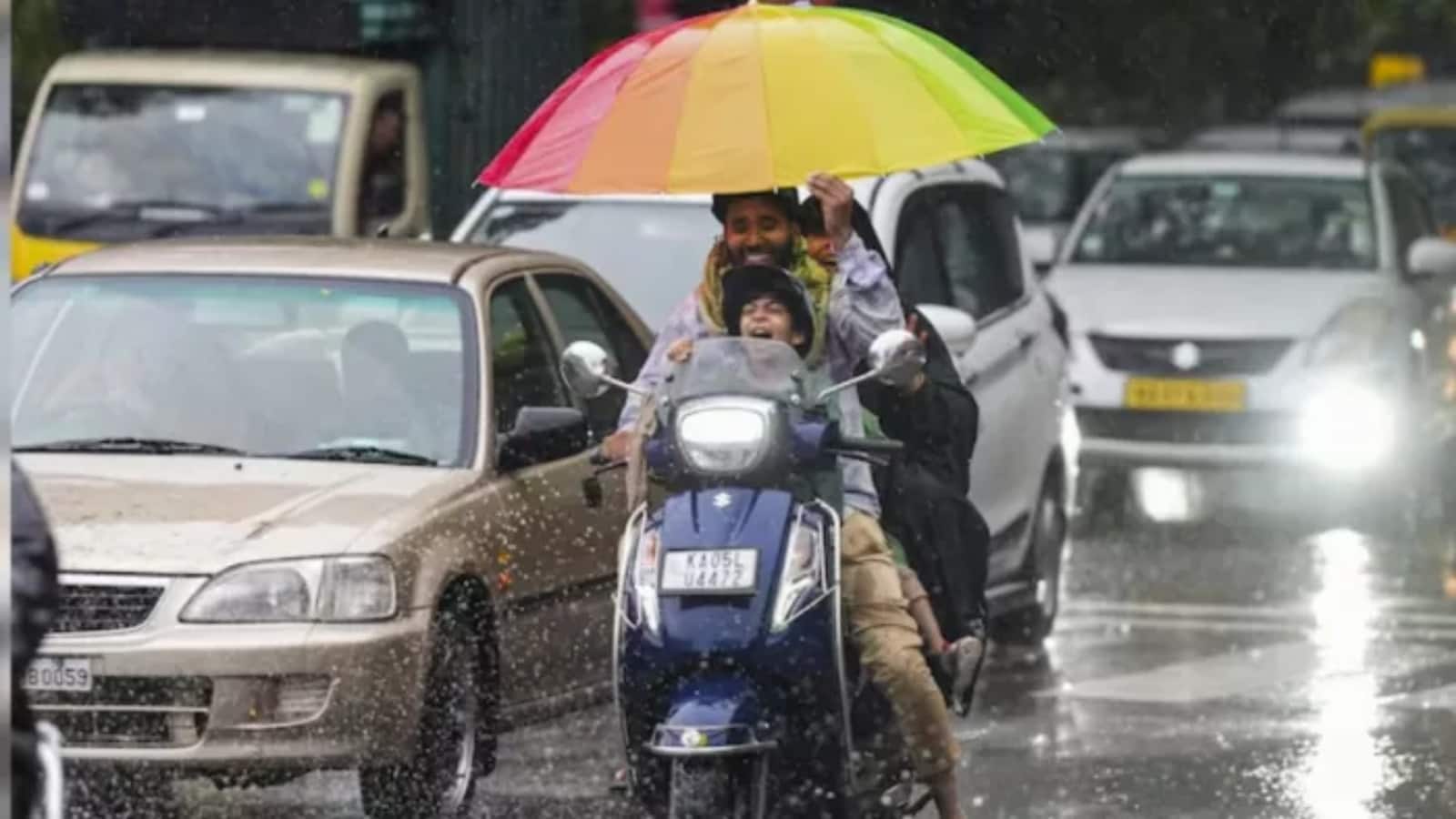 Delhi Weather Today: दिल्ली में बारिश से मौसम हुआ सुहाना, लोगों को मिली गर्मी से राहत, IMD ने जारी किया ऑरेंज अलर्ट
