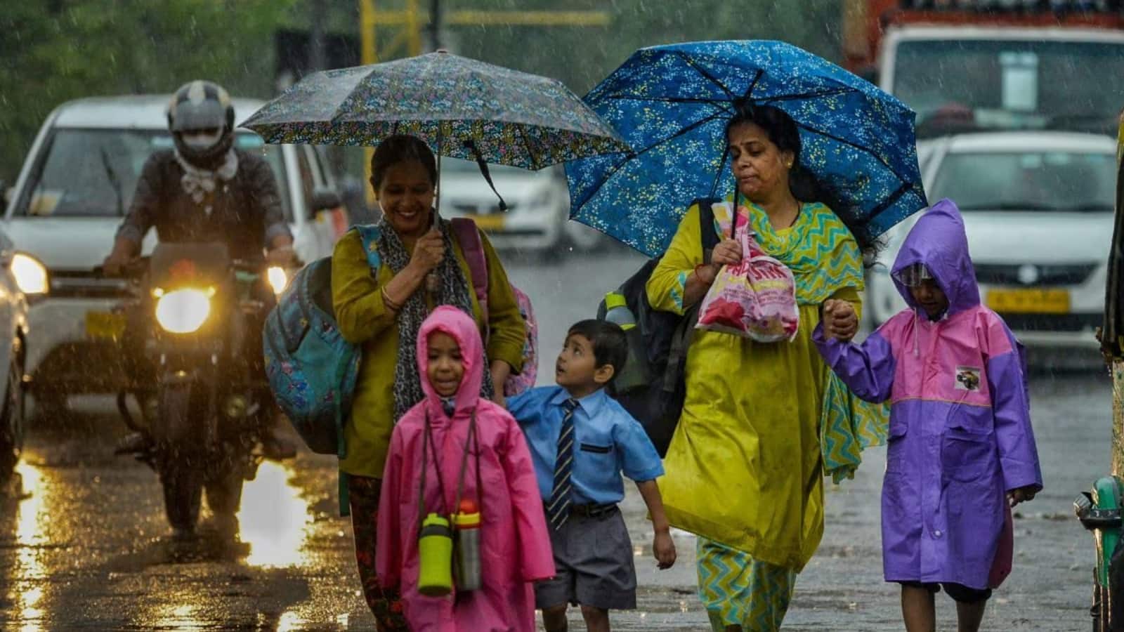 Delhi Weather Today: दिल्ली में आज भी बारिश, गरज और तेज हवाओं के आसार, IMD ने जारी किया येलो अलर्ट