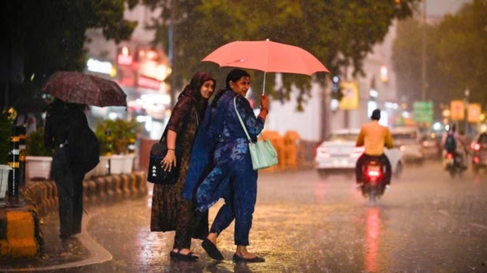 Delhi Weather Update: दिल्ली में भीषण गर्मी के बाद अचानक से बदल गया मौसम, गरज के साथ बारिश और आंधी की चेतावनी