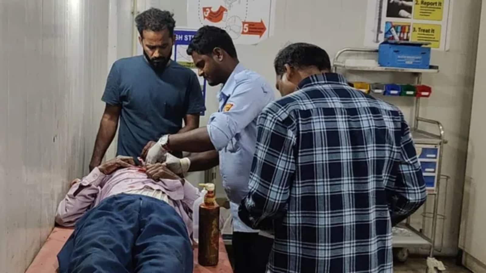 बिहार में दिखा ‘मुन्ना भाई MBBS’ जैसा सीन! सरकारी अस्पताल में गार्ड ने मरीज को लगाए टांके