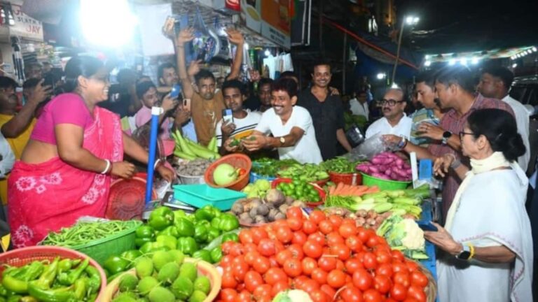 Mamata Banerjee: पीएम मोदी ने खरीदा 'झालमुड़ी' तो ममता बनर्जी ने की सब्जी की खरीदारी, किस पर भरोसा करेगी बंगाल की जनता?
