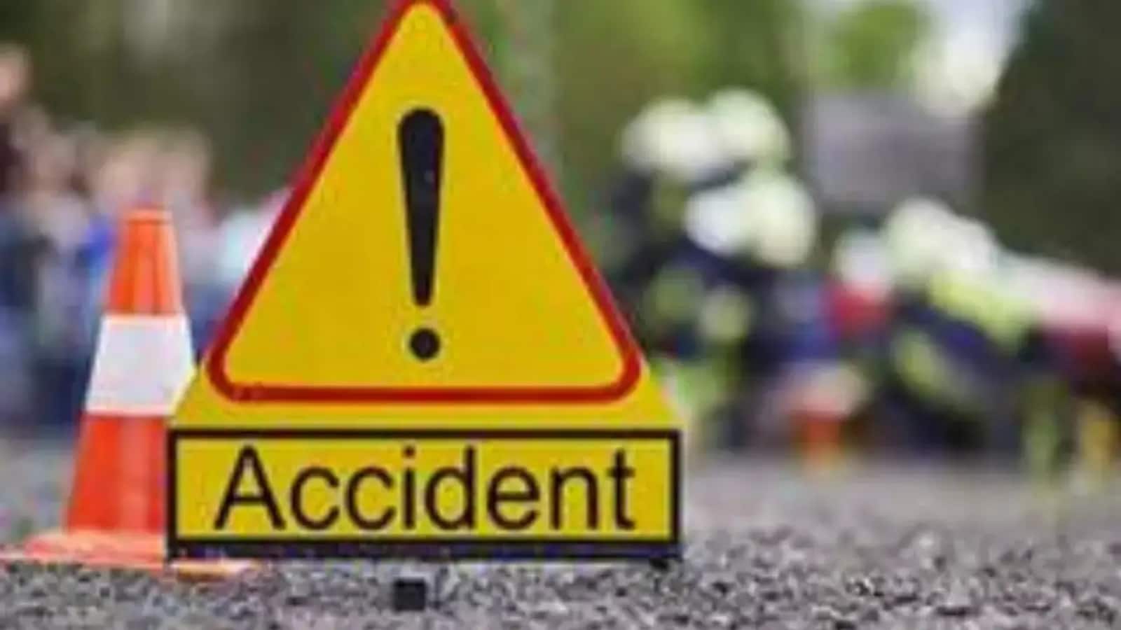 Mirzapur Road Accident: मिर्जापुर में भीषण सड़क हादसा, अनियंत्रित ट्रक की टक्कर से बोलेरो में लगी आग, मौके पर 11 लोगों की मौत