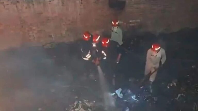 Delhi Fire: रोहिणी की झुग्गियों में लगी भीषण आग, पति-पत्नी और मासूम बेटी की दर्दनाक मौत