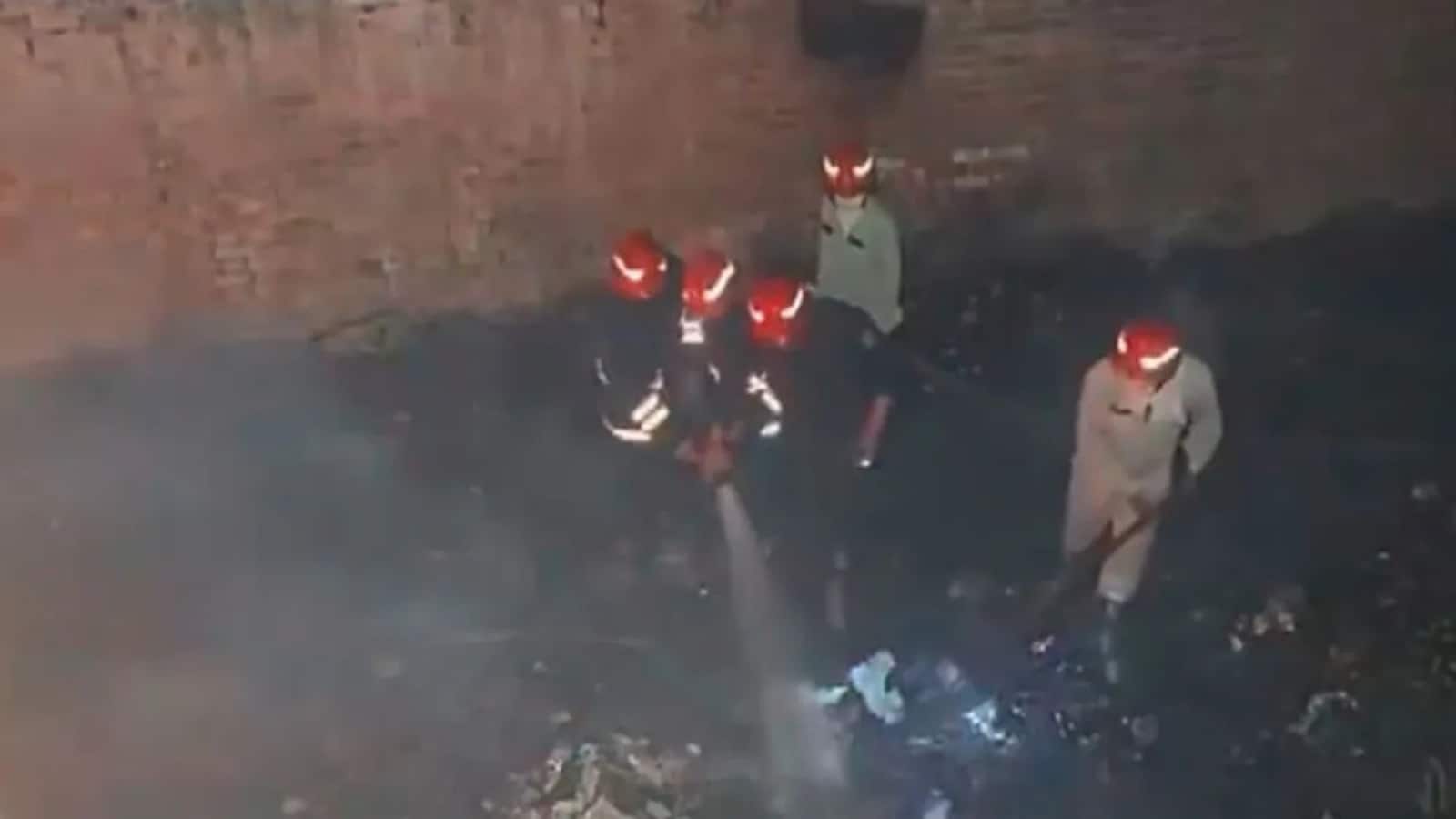 Delhi Fire: रोहिणी की झुग्गियों में लगी भीषण आग, पति-पत्नी और मासूम बेटी की दर्दनाक मौत