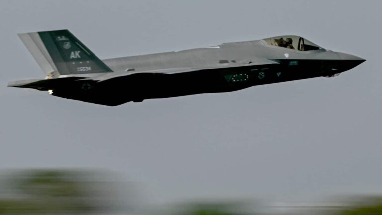 US Iran War: सस्ती तकनीक और थोड़ी सी फिजिक्स... क्या ईरान के हाथ लग गया F-35 का तोड़? 'गायब' होने की ताकत ही बनी सबसे बड़ी दुश्मन!