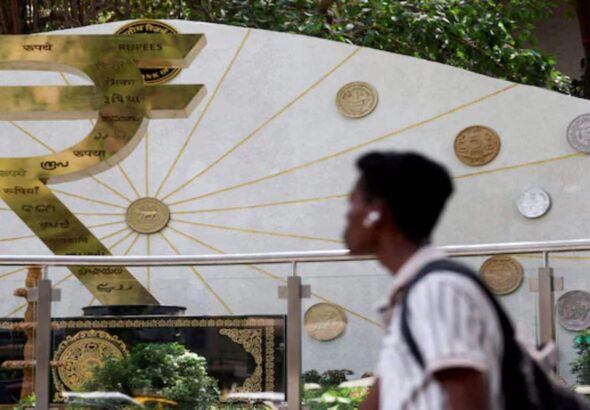 Dollar Vs Rupee: डॉलर को पटक रुपया हुआ मस्त, 25 पैसे उछला, आरबीआई के इस कदम से मिला सपोर्ट