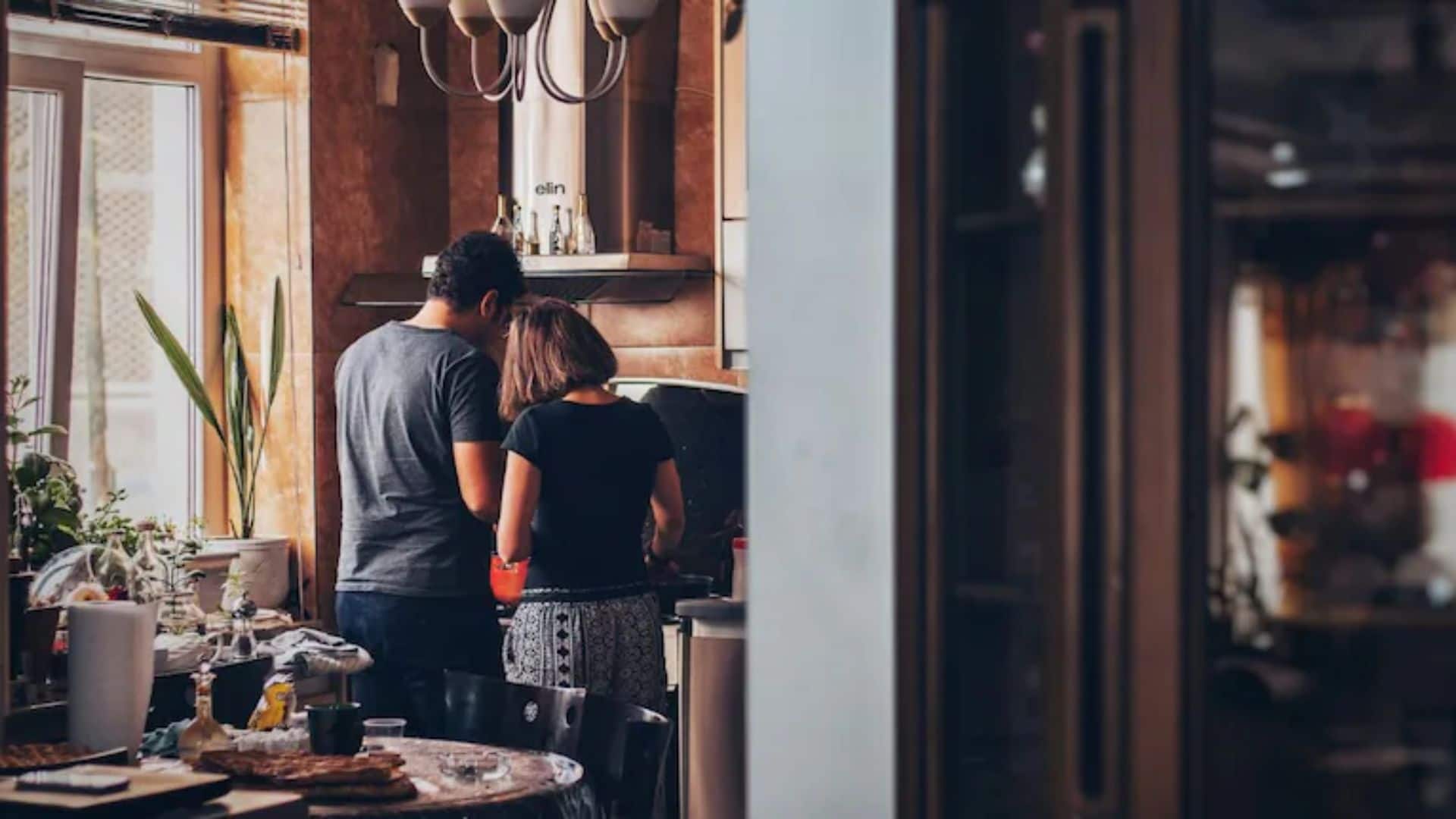 गुरुग्राम में 36 लाख रुपये कमाने वाला ये कपल नहीं पैदा कर रहा बच्चा! वजह- 1 BHK खरीदने की क्षमता नहीं, बेबी कैसे करें?