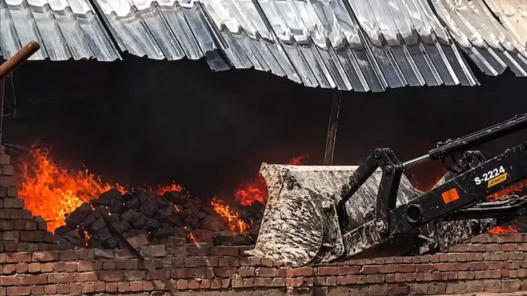 Hapur Fire incident: हापुड़ में भीषण आग से तबाही! 70 से अधिक झोपड़ियां जलकर राख, फैक्ट्री और कई गोदामों तक फैली लपटेंं