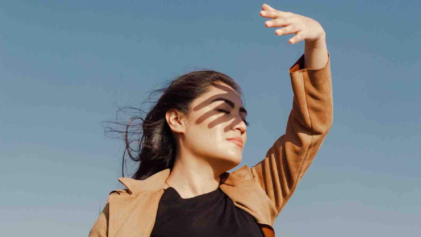 हीटवेव में ठंडा शॉवर क्यों बन सकता है खतरा? जानिए शरीर पर इसका असर