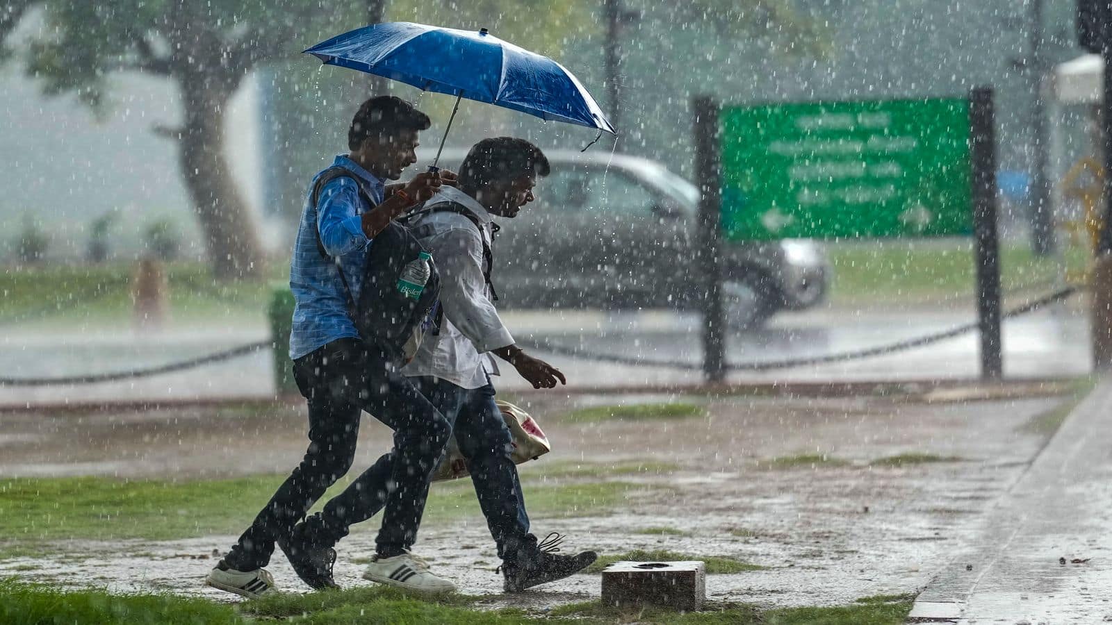Heavy Rain Alert: दिल्ली-NCR में गरज-चमक के साथ बारिश ने दी दस्तक, 20 अप्रैल तक के मौसम के लिए IMD ने दिया ये अलर्ट