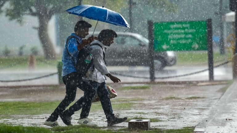 IMD Heavy Rain Alert: इन 25 राज्यों में आंधी-बारिश और ओले पड़ने की चेतावनी, यूपी में 70kmph की रफ्तार से तूफान का अलर्ट