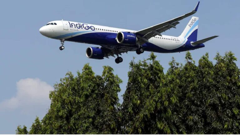 हवाई सफर पर 'फ्यूल सरचार्ज' की मार, जेट फ्यूल की कीमतों में भारी बढ़ोतरी से इंडिगो ने बढ़ाया किराया; जानिए कितना चुकाना होगा एक्स्ट्रा