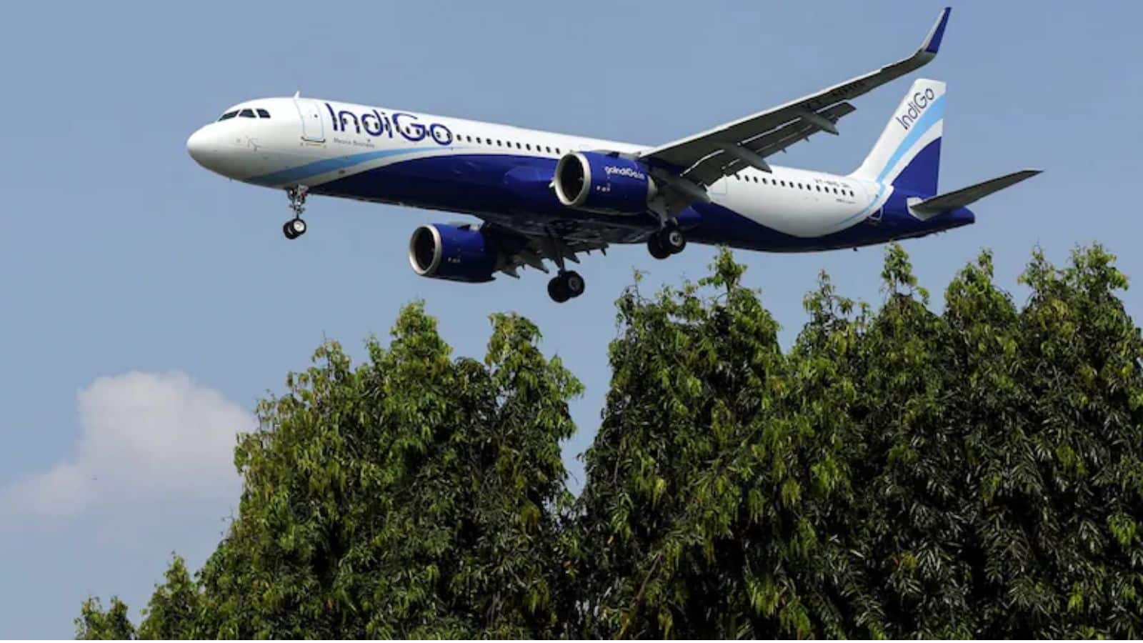 हवाई सफर पर 'फ्यूल सरचार्ज' की मार, जेट फ्यूल की कीमतों में भारी बढ़ोतरी से इंडिगो ने बढ़ाया किराया; जानिए कितना चुकाना होगा एक्स्ट्रा
