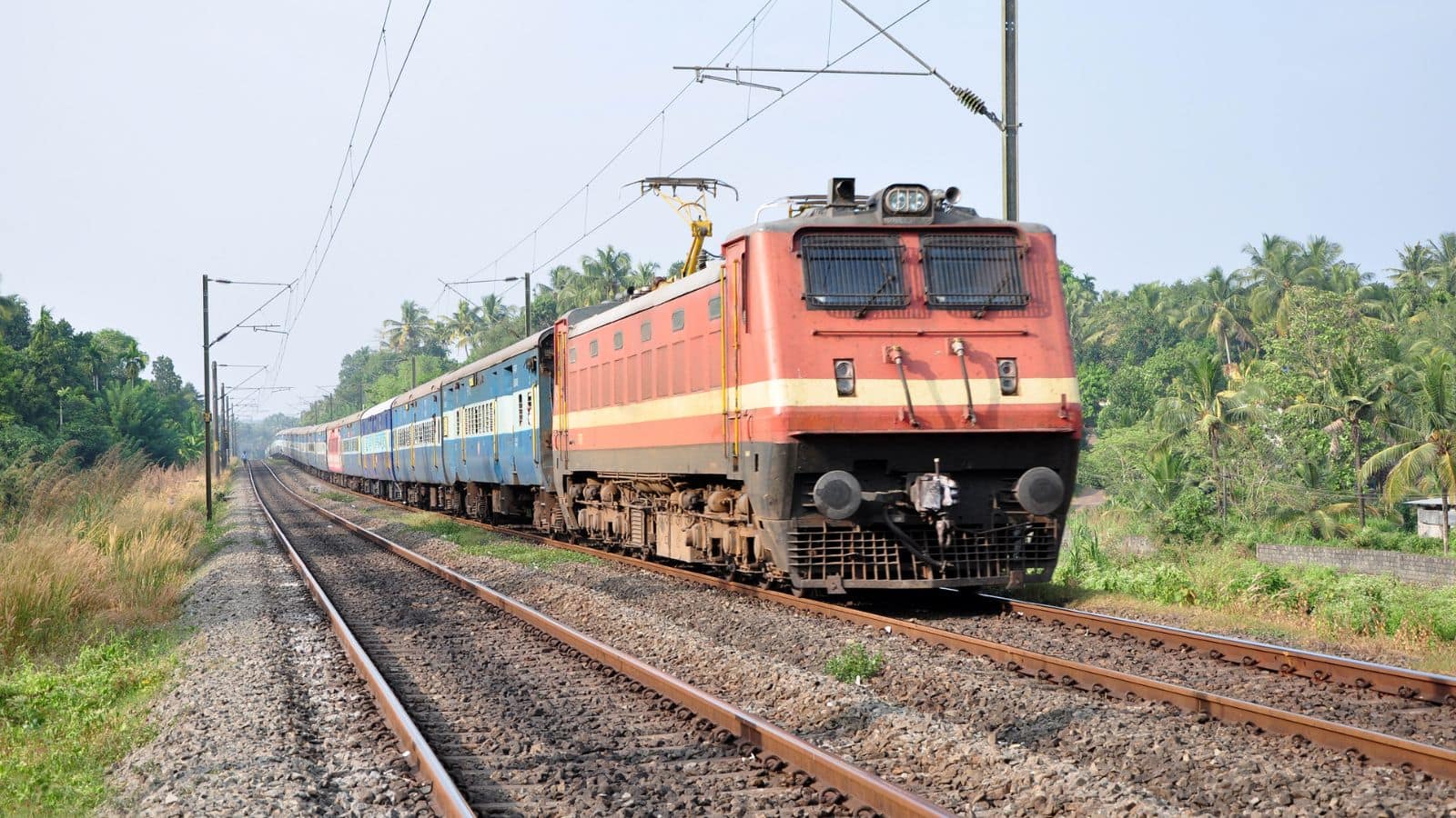 Indian Railways: क्या आपने देखा है ट्रैक के पत्थर? जानिए इनके पीछे की असली वजह