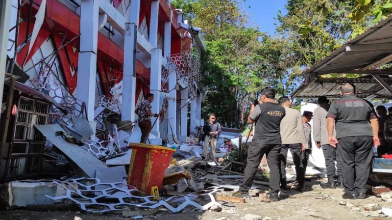 Indonesia Earthquake: 7.6 तीव्रता के शक्तिशाली भूकंप से दहला इंडोनेशिया! 1 व्यक्ति की मौत, सुनामी का अलर्ट जारी