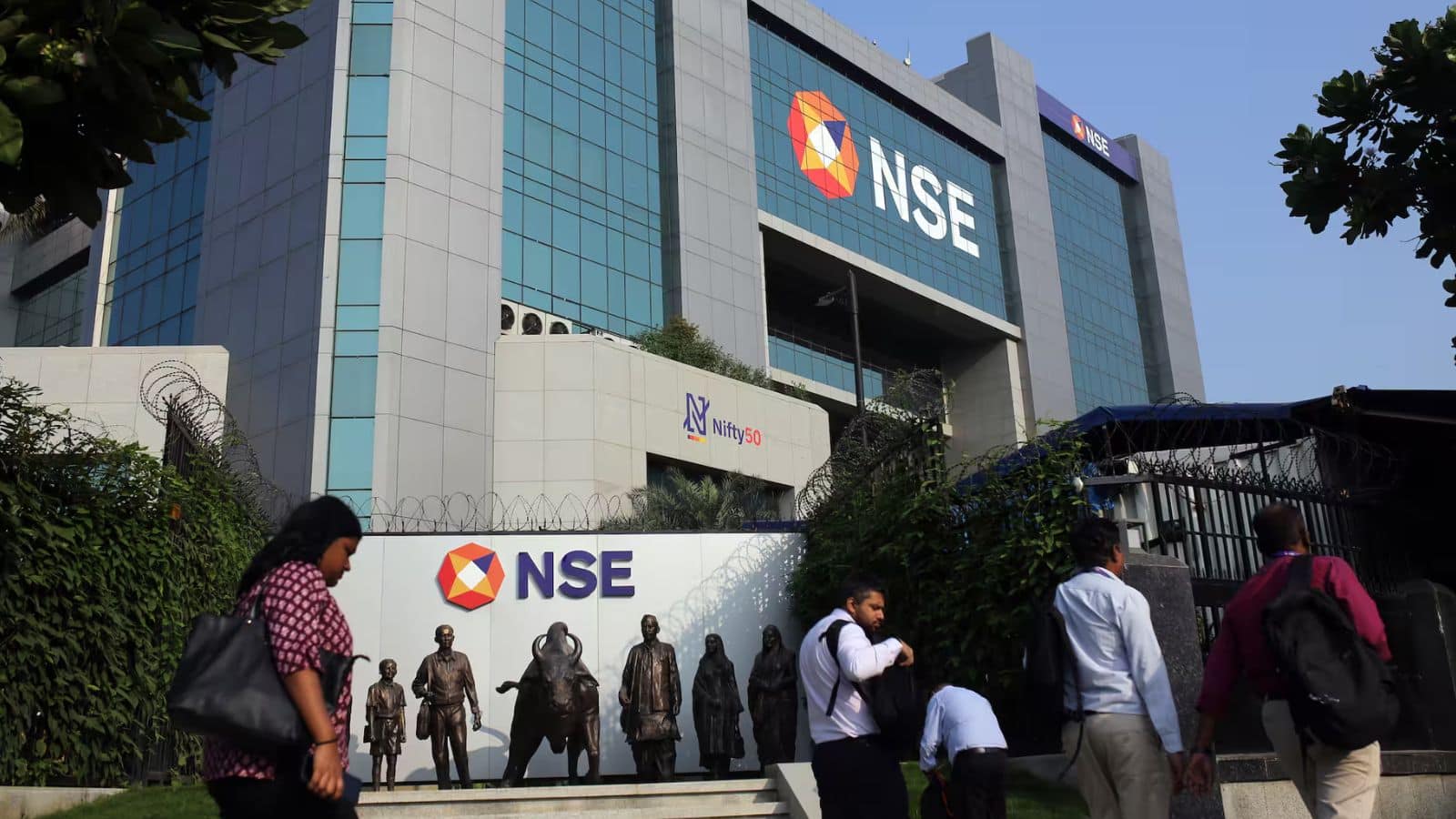 शेयर बाजार से दूरी बना रहे निवेशक, 35 लाख एक्टिव क्लाइंट्स ने NSE से तोड़ा नाता; 5 पॉइंट्स में समझिए आखिर क्यों भागे निवेशक?