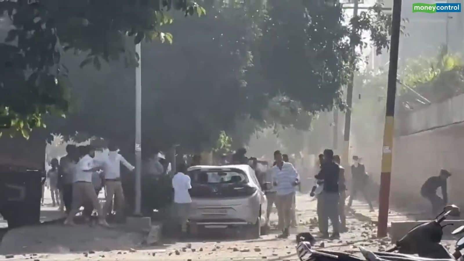 Noida Protest Updates: फैक्ट्री कर्मचारियों के हिंसक प्रदर्शन से नोएडा में लगा महाजाम! पुलिस ने दागे आंसू गैस के गोले, ट्रैफिक एडवाइजरी जारी