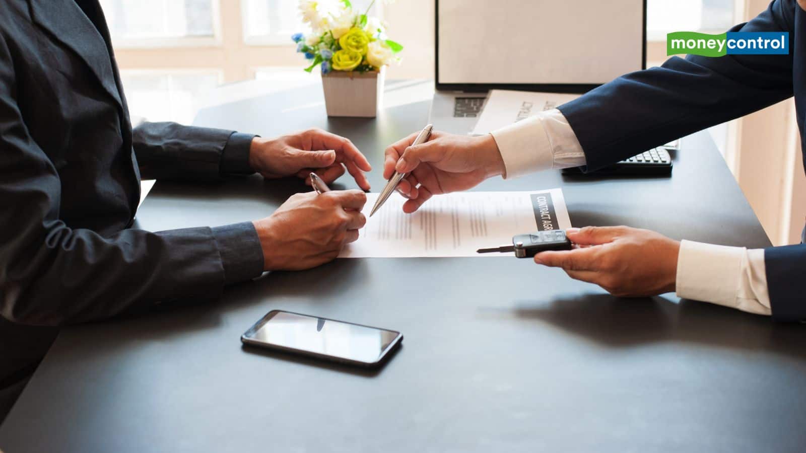 Oracle Layoffs: मुनाफा बढ़ा, शेयर चढ़े.. लेकिन एक फैसले ने हजारों परिवारों की जिंदगी बदल दी