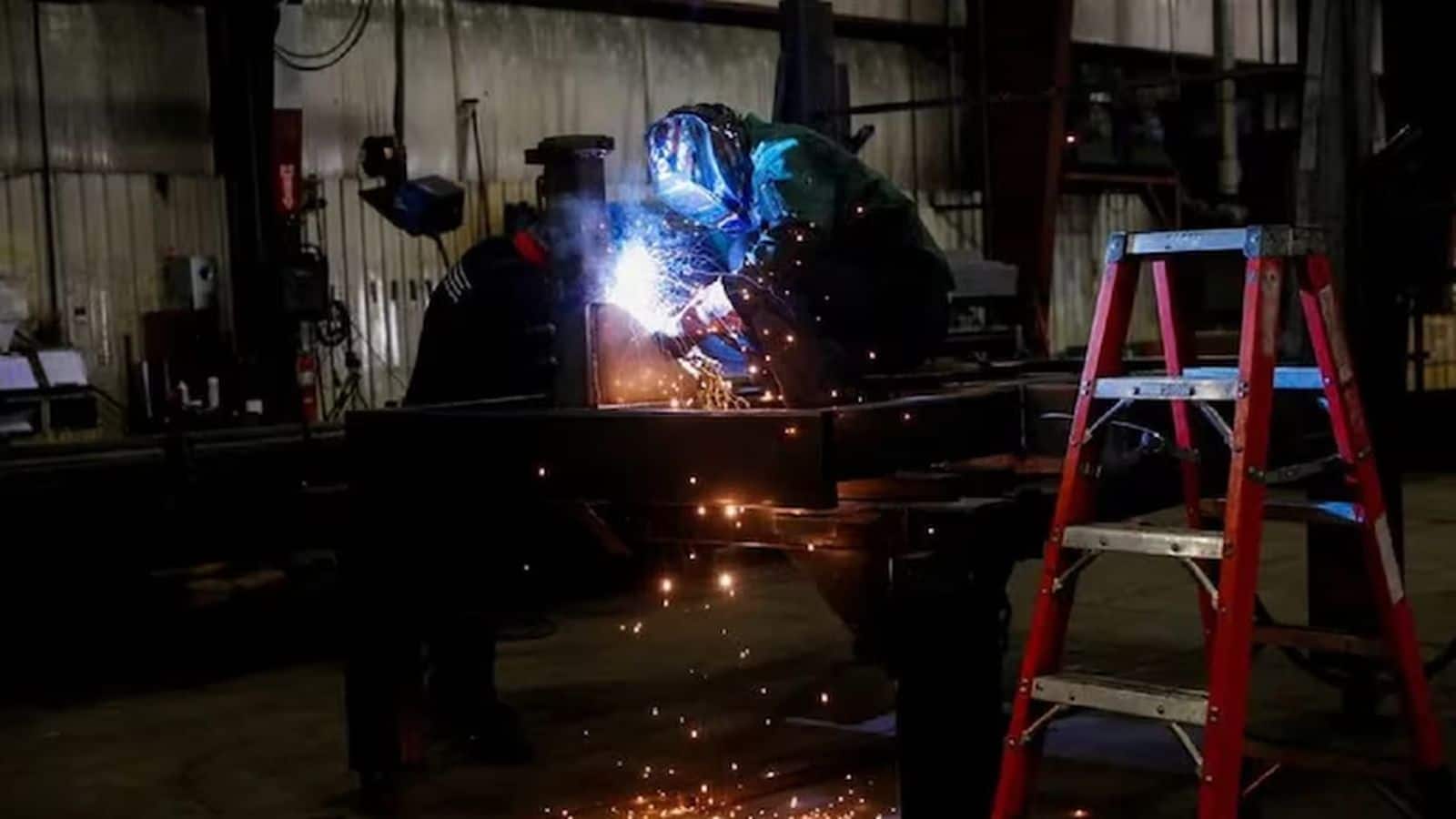 INDIA PMI DATA : मार्च में भारत का मैन्युफैक्चरिंग PMI गिरकर 4 साल के निचले स्तर 53.9 पर पहुंचा