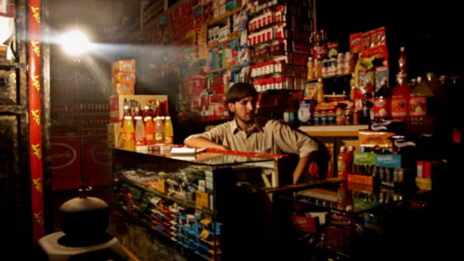 “पूरी रात नहीं सो पाए”, बिजली कटौती ने पाकिस्तानियों की नींद उड़ाई, सरकार का ऐलान- रोज शाम 2 घंटे कटेगी बजली