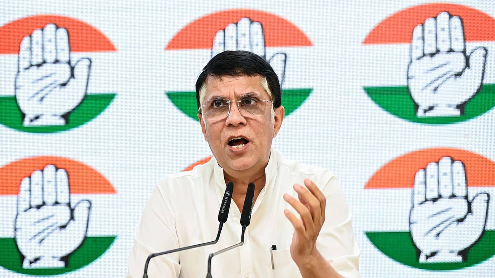 Pawan Khera: सुप्रीम कोर्ट से पवन खेड़ा को बड़ा झटका! अग्रिम जमानत देने के तेलंगाना HC के आदेश पर लगाई रोक, अब गिरफ्तारी की आशंका