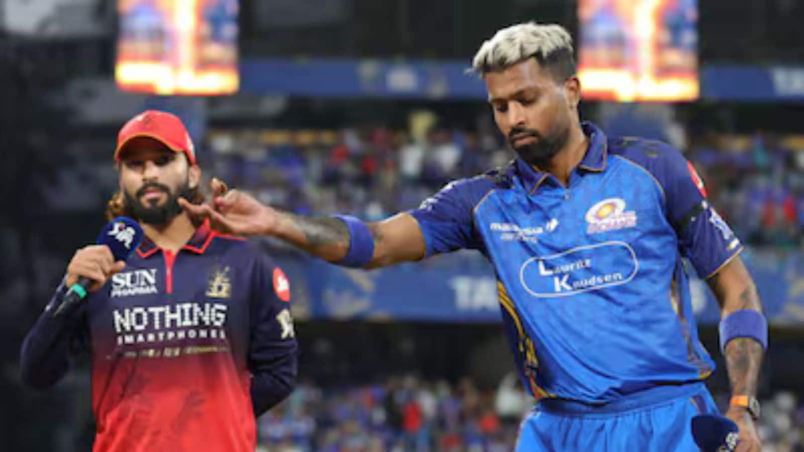 RCB vs MI: मैच में काली पट्टी बांधकर क्यों खेल रहें विराट और रोहित? वजह आई सामने