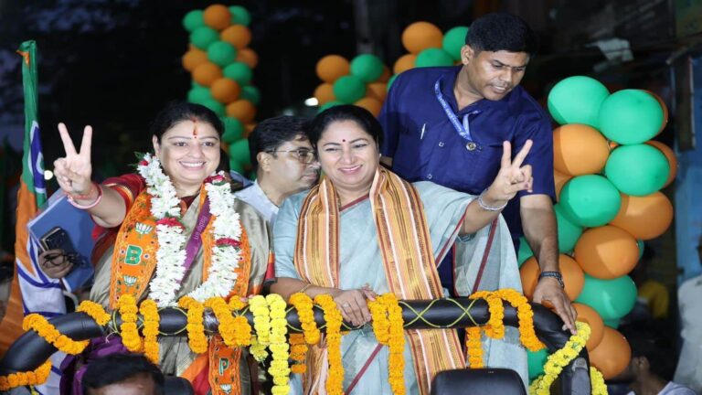 VIDEO: बंगाल में रोडशो कर रही थीं दिल्ली CM रेखा गुप्ता! अचानक TMC ने बंद करवा दी स्ट्रीटलाइट! BJP का ममता पर सनसनीखेज आरोप