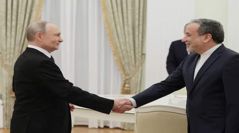 US-Iran War : पुतिन खड़े हुए ईरान के साथ, विदेश मंत्री अब्बास अघराची से मिलते ही किया ये बड़ा ऐलान