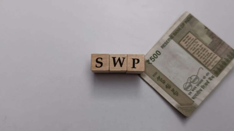 SWP: म्यूचुअल फंड से हर महीने फिक्स्ड सैलरी जैसा पैसा चाहते हैं? जानें क्या है SWP और इसका कैलकुलेटर कैसे करेगा आपकी मदद