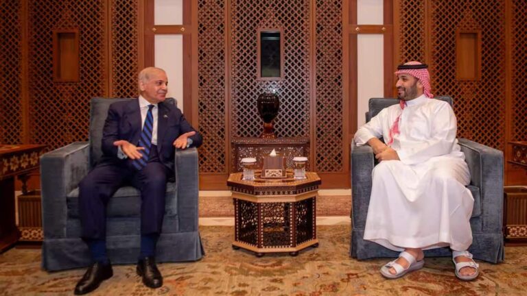 कंगाल पाकिस्तान के लिए 'मसीहा' बना सऊदी अरब, UAE का कर्ज चुकाने के लिए दिए 3 अरब डालर; मंडरा रहा विदेशी मुद्रा भंडार का भीषण संकट