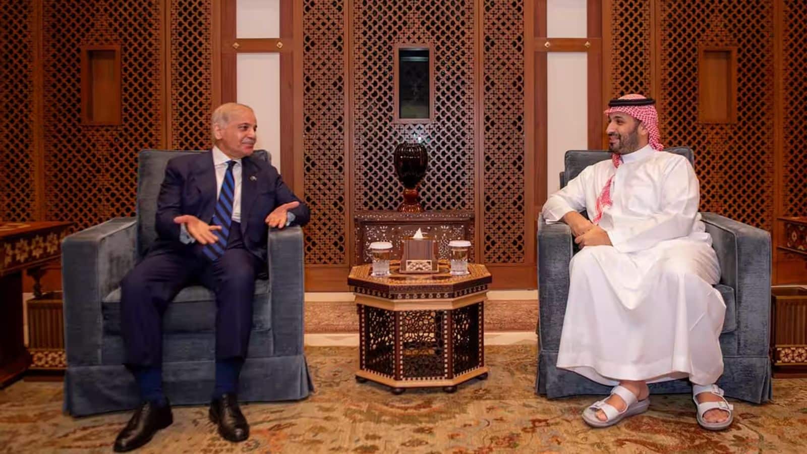 कंगाल पाकिस्तान के लिए 'मसीहा' बना सऊदी अरब, UAE का कर्ज चुकाने के लिए दिए 3 अरब डालर; मंडरा रहा विदेशी मुद्रा भंडार का भीषण संकट