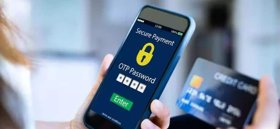 Bank Account Safety: मोबाइल बैंकिंग के दौर में कहीं आपका बैंक खाता 'खतरे' में तो नहीं? ऐसे पहचानें अनचाही घुसपैठ