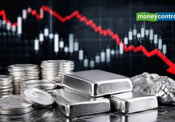 Silver Crash: अपने पीक से ₹168000 सस्ती हुई चांदी, अब खरीदने का मौका या भागने में भलाई?