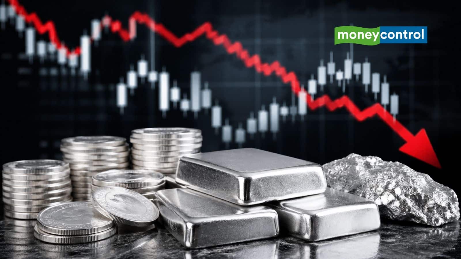 Silver Crash: अपने पीक से ₹168000 सस्ती हुई चांदी, अब खरीदने का मौका या भागने में भलाई?