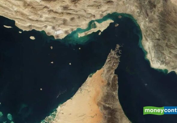 होर्मुज जलमार्ग ठप! ईरान ने जहाजों पर की गोलीबारी, स्टॉक मार्केट और तेल पर दिख सकता है असर