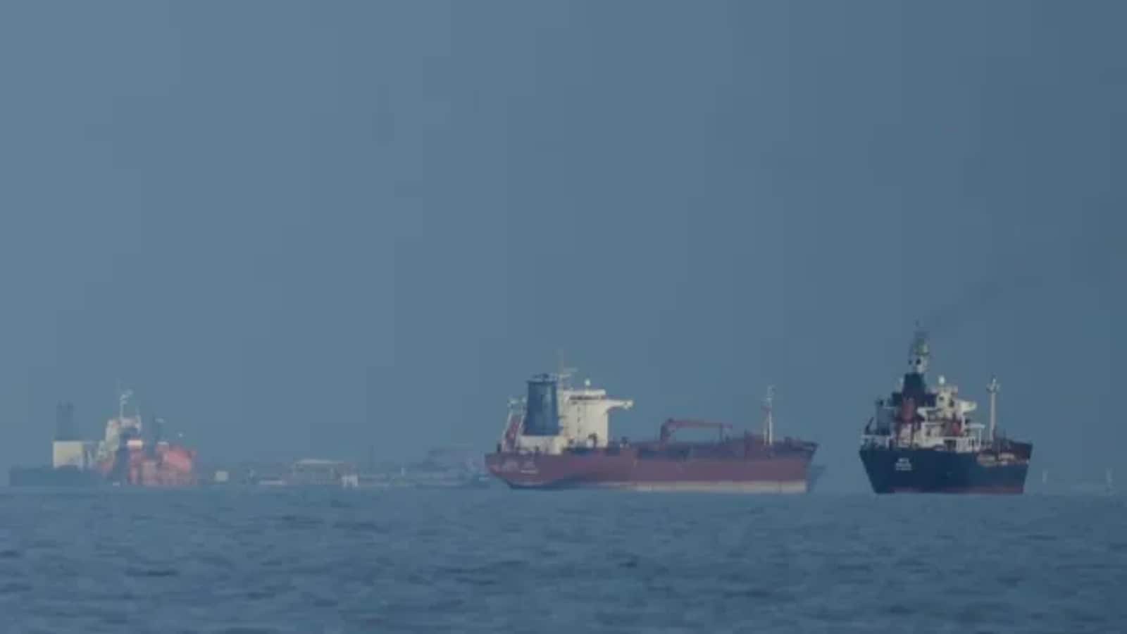 Strait of Hormuz News: ईरान-अमेरिका सीजफायर के बीच बड़ा फैसला, होर्मुज से गुजरने वाले जहाजों के लिए नए रूट जारी