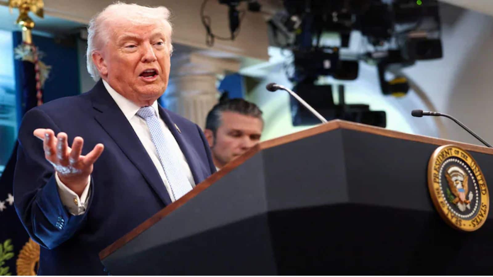 बाल-बाल बचे डोनाल्ड ट्रंप! व्हाइट हाउस कॉरेस्पोंडेंट्स पार्टी के बाहर हुई अंधाधुंध फायरिंग, डिनर कार्यक्रम में मची भगदड़