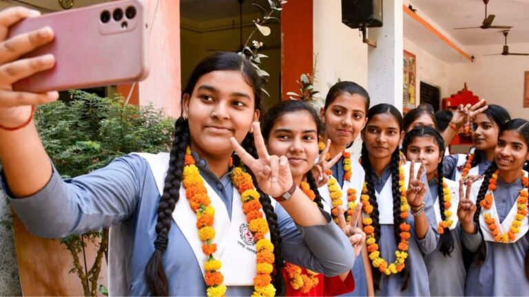 UP Board Topper Prize Money 2026: यूपी बोर्ड के 10वीं, 12वीं के टॉपर्स को कितनी प्राइज मनी मिलेगी?