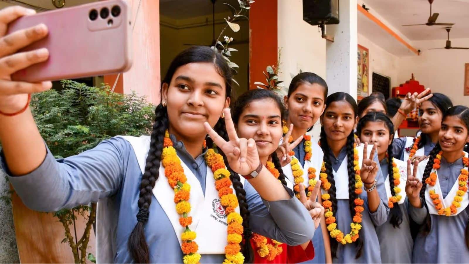 UP Board Topper Prize Money 2026: यूपी बोर्ड के 10वीं, 12वीं के टॉपर्स को कितनी प्राइज मनी मिलेगी?