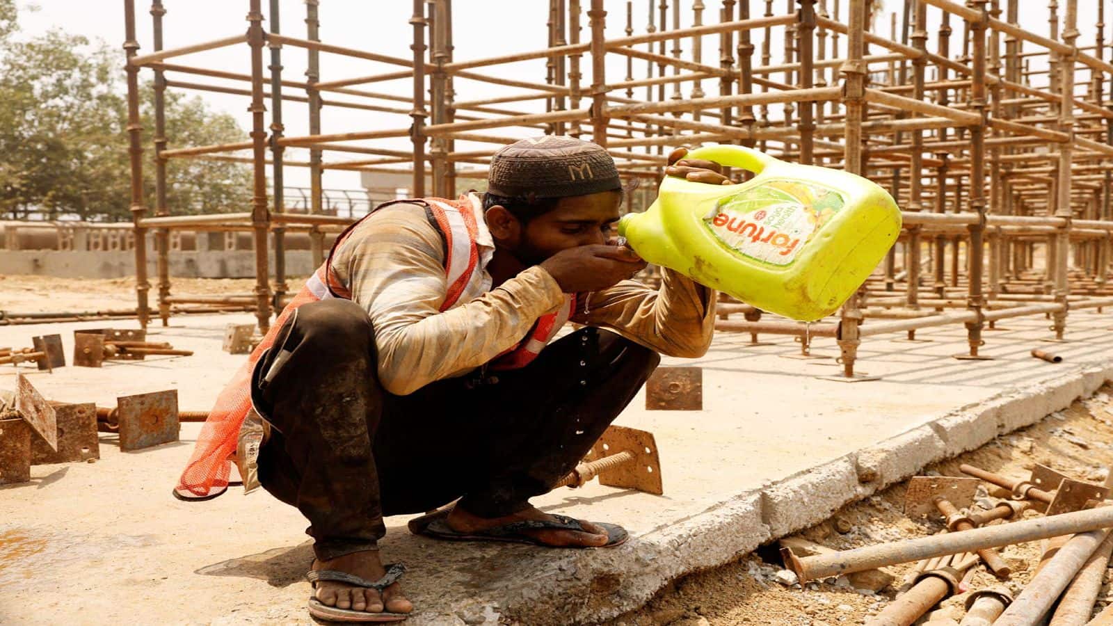 Heatwave alert in UP: भीषण गर्मी से परेशान मजदूरों को बड़ी राहत! यूपी के इन 4 जिलों में दोपहर 12 से 4 बजे तक काम करने पर रोक