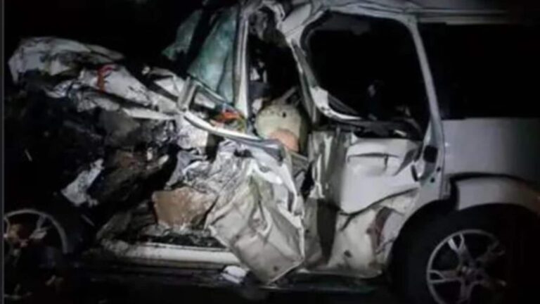 Mau Road Accident: मऊ में भीषण सड़क हादसा, डिवाइडर तोड़ दूसरी लेन में घुसी स्कॉर्पियो, एक ही परिवार के 3 लोगों समेत 5 की मौत