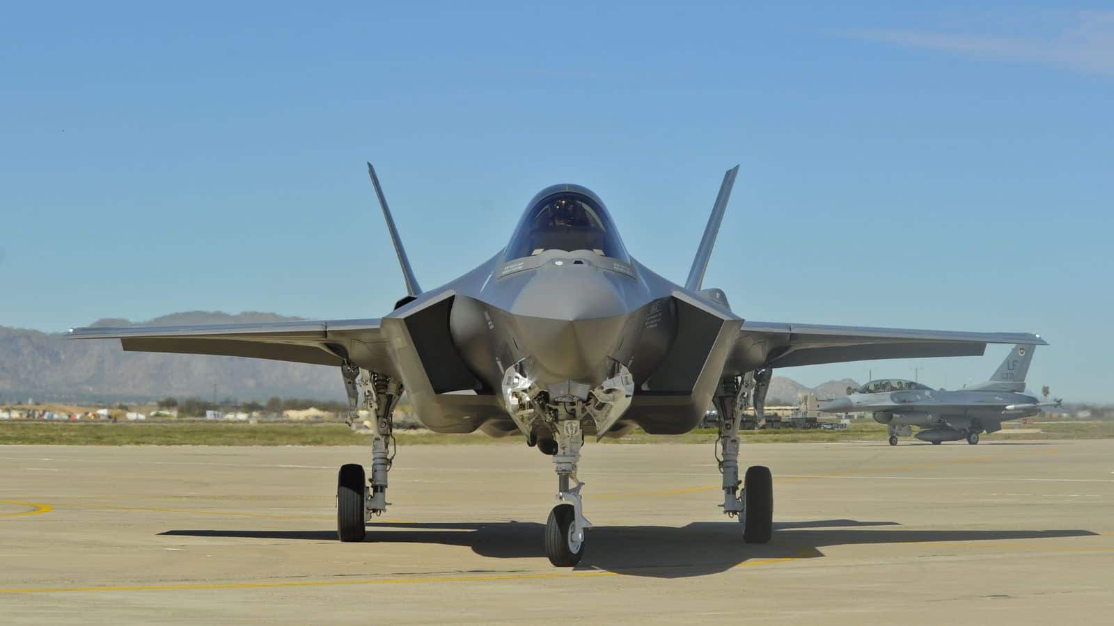 F-35 Down: ₹840 करोड़ का जेट, ₹3.5 करोड़ का सिर्फ हेलमेट, पायलट की 'टॉप गन' वाली ट्रेनिंग, ईरान ने US को दिया तगड़ा झटका!