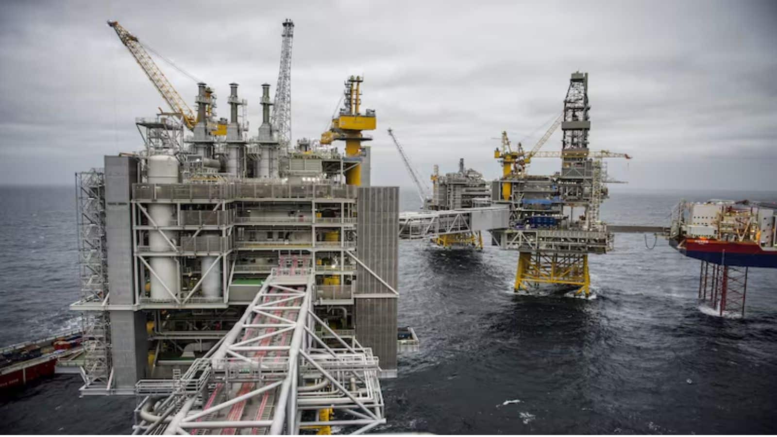 अमेरिका के एक फैसले से वैश्विक तेल बाजार में हड़कंप, भारत की जेब पर भी पड़ेगा बड़ा असर!