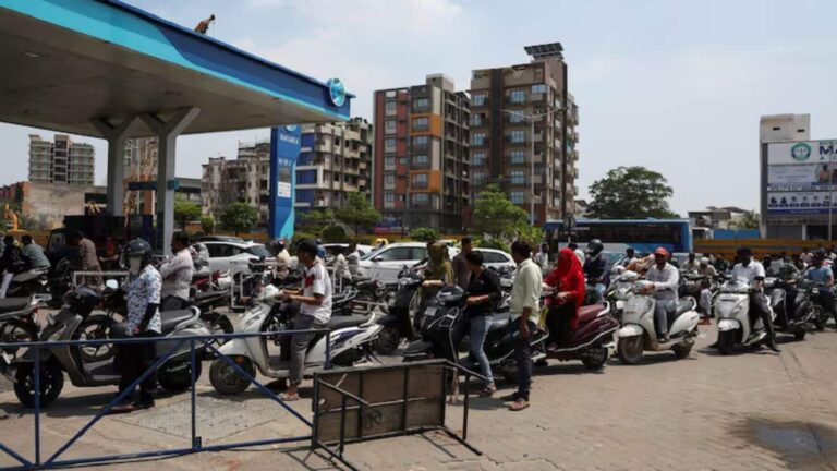 XP100 Petrol: लग्जरी कारों का सफर हुआ और भी महंगा, प्रीमियम पेट्रोल की कीमतों में ₹11 की बढ़ोतरी