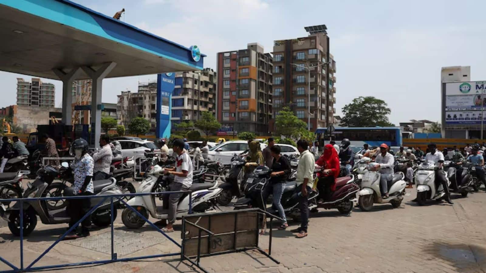 XP100 Petrol: लग्जरी कारों का सफर हुआ और भी महंगा, प्रीमियम पेट्रोल की कीमतों में ₹11 की बढ़ोतरी