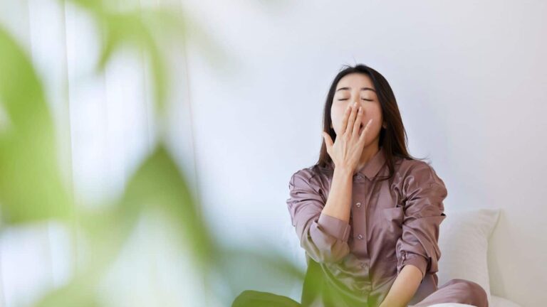 क्या आप भी दूसरों ­­को देखकर उबासी लेते हैं? जानिए दिमाग के इस अनोखे रिएक्शन की वजह