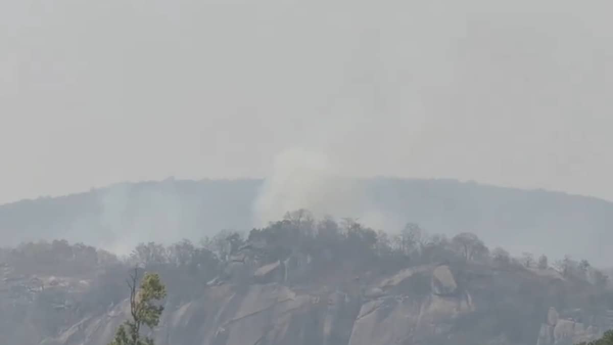 BIG BREAKING: अचानक पहाड़ी से टकराया विमान... छत्तीसगढ़ के जशपुर में प्लेन क्रैश, पहाड़ी से टकराने के बाद लगी आग