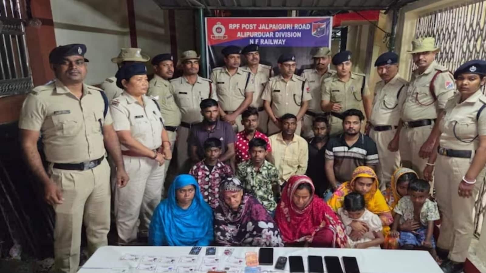 Bangladeshi Nationals Arrested: बंगाल में 14 बांग्लादेशी नागरिक गिरफ्तार, फर्जी आधार कार्ड और मलेशियाई करेंसी बरामद